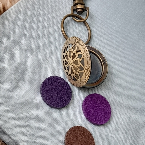Keychain Oil/perfume Diffuser  With 3 Pads - Picture 3 of 6